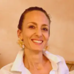 Headshot Laura Hayek